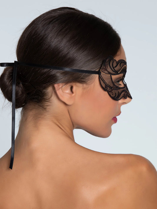 Women is wearing Fauve Amour Eye Mask from Lise Charmel side picture showing the tightening on the back