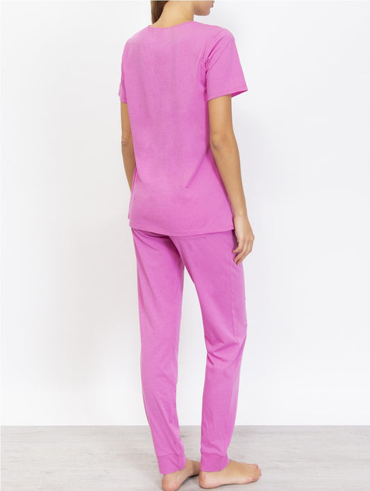 Verdissima's pajama set flaunts a macro-flower motif lace insert, delivering a modern yet elegant design. 